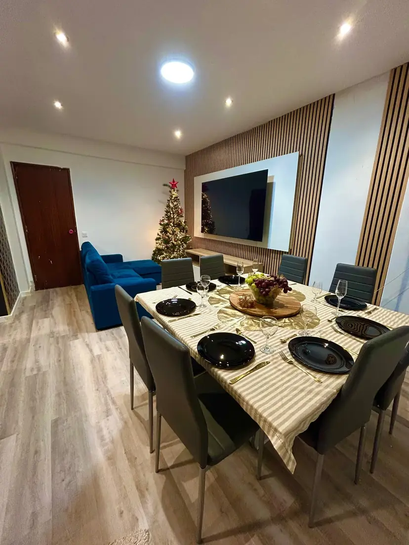 Sala de estar em remodelação, com pintura nova e espaço organizado