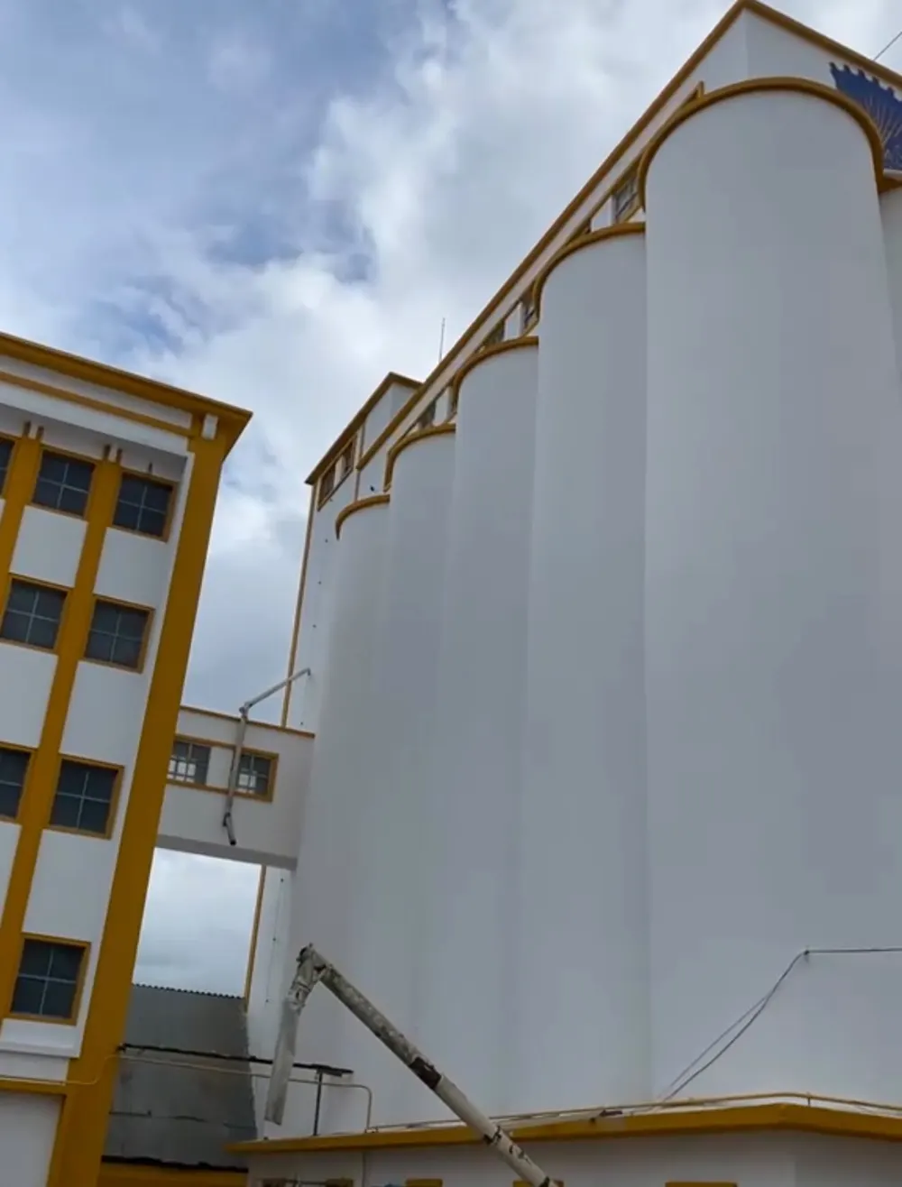 Silos industriais pintados de branco